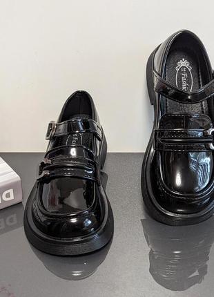 Классические черные лакированные туфельки для девушек2 фото