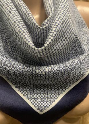 Шейный платок в синих тонах геометрический принт италия2 фото