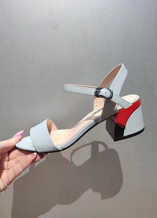 Стильні жіночі босоніжки