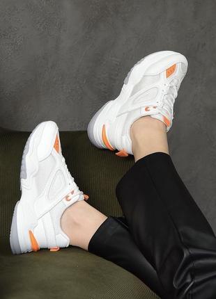 💙жіночі кросівки білого кольору з помаранчевими вставками💛