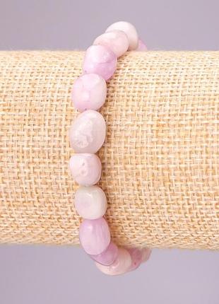 Браслет з натурального каменю кунцит на резинці галтовка d-8х10(+-)мм обхват 18см