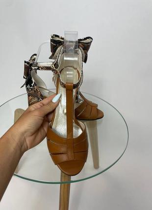 Руді коричневі босоніжки з закритою п'ятою багато кольорів