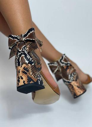 Руді коричневі босоніжки з закритою п'ятою багато кольорів