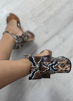 Руді коричневі босоніжки з закритою п'ятою багато кольорів