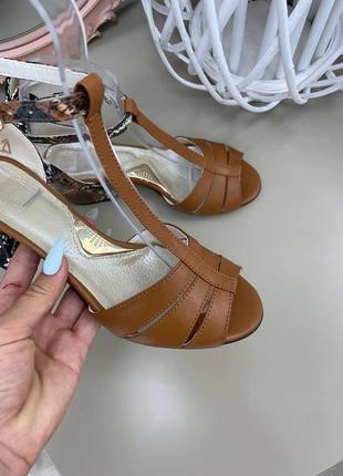 Руді коричневі босоніжки з закритою п'ятою багато кольорів