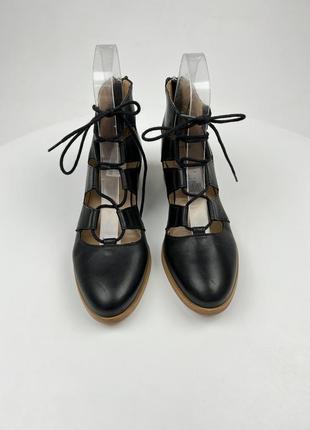 Жіночі шкіряні туфлі на каблуку зі шнурівками2 фото