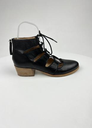 Женские кожаные туфли на каблуке со шнуровками3 фото