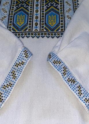 Чоловіча вишиванка ручної вишивки жовто-блакитна патріотична з тризубом.3 фото