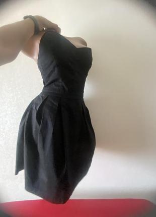 Черное короткое платье бюстье с красивой спинкой и декольте без бретей6 фото