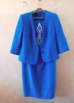 Статусный костюм синего цвета пиджак и платье