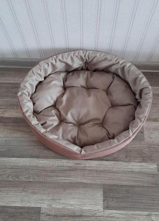 Лежак для собак щенков и кошек 40х50см цвет мокко с бежевым5 фото
