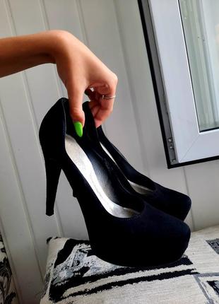 Замшевые туфли на высоком каблуке