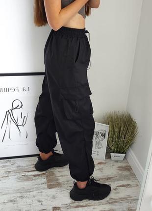 Женские черные карго брюки с накладными карманами на резинке джоггеры.8 фото