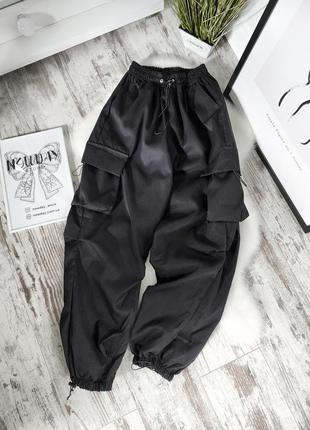 Женские черные карго брюки с накладными карманами на резинке джоггеры.4 фото