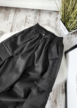 Женские черные карго брюки с накладными карманами на резинке джоггеры.5 фото