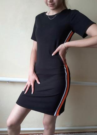 Короткое платье в рубчик, приталенное спортивное платье черная м3 фото