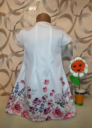 Белое  нарядное платье в цветочный принт на девочку 5/6л3 фото