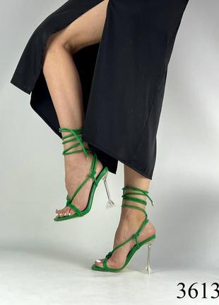 Босоніжки на каблуку