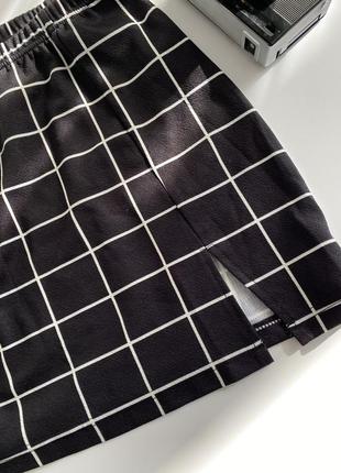 Черная юбка-мини в клетку с вырезом от shein4 фото