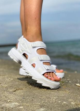 Босоніжки жіночі сандалії fila disruptor sandal white