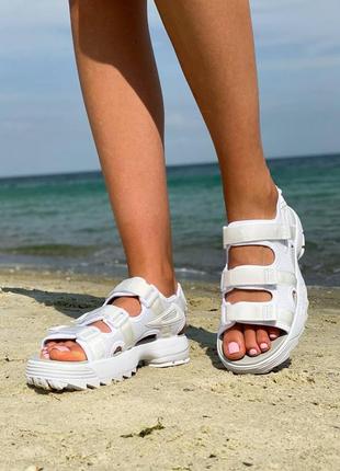 Босоніжки жіночі сандалії fila disruptor sandal white8 фото