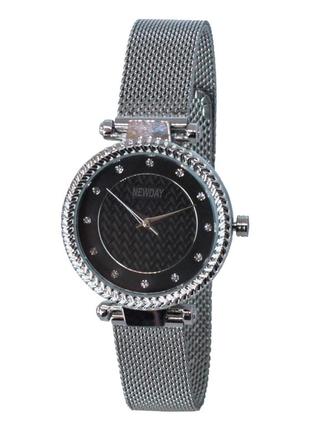 Часы женские наручные на плетеном браслете