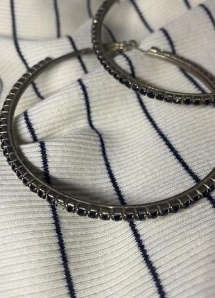 Крупные серьги кольца с камнями черными4 фото