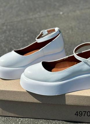 Стильні жіночі шкіряні туфлі білого кольору з ремінцем, туфлі на завищеній підошві