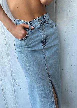 Юбка женская джинсовая миди с разрезом по центру с необработанным швом4 фото