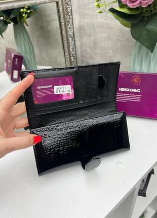 Женский черный кошелек купюрник  на кнопке из кожи под лаком5 фото