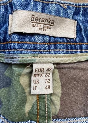 Джинсовые рваные шорты с хаки принтом bershka3 фото