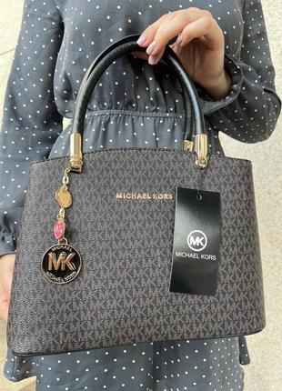 Женская черная сумка с коричневым фирменным принтом michael kors из экокожи люксового качества