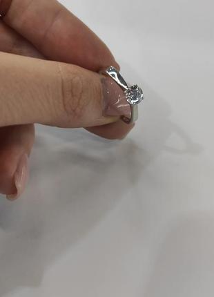 Кольцо женское  с одним камнем