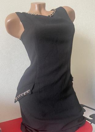 Черное платье футляр с цепочками и молнией1 фото