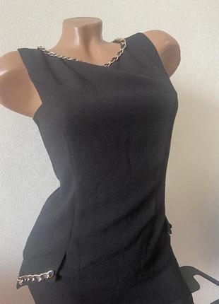 Черное платье футляр с цепочками и молнией6 фото