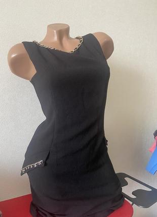 Черное платье футляр с цепочками и молнией7 фото