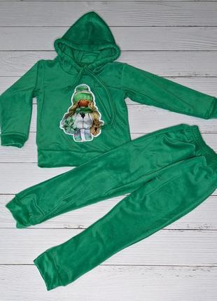 Теплый мягкий велюровый костюм на меху с нашивкой зеленый изумруд