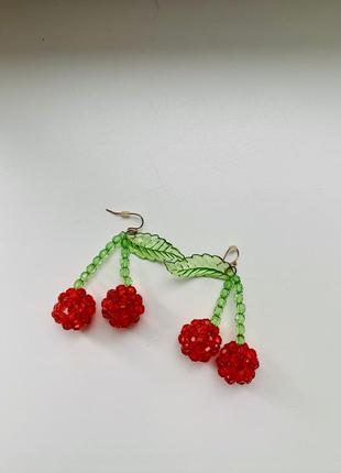 Серьги из бисера вишенки