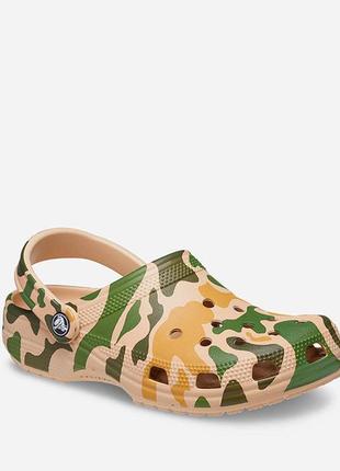 Кроксы crocs classic camo clog 206454 chai/tan