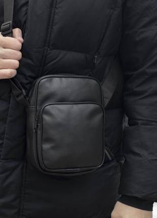 Чоловіча сумка месенджер через плече класична solo планшетка барсетка на груди міська чорна з екошкіри