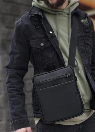 Молодежная городская сумка мессенджер через плечо oda качественная барсетка планшет на грудь черная из экокожи