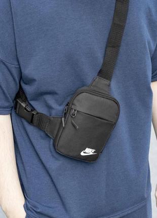 Маленька чоловіча нагрудна сумка слінг через плече nike міська спортивна бананка чорна тканинна5 фото