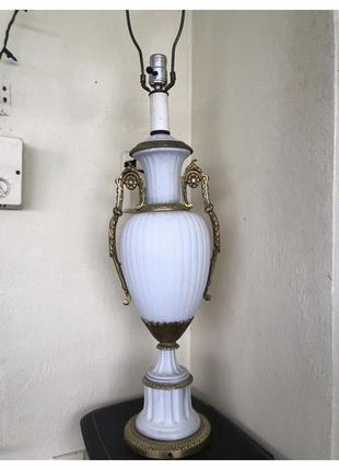 Изысканная антикварная настольная лампа из белой парцеляны с бронзой
