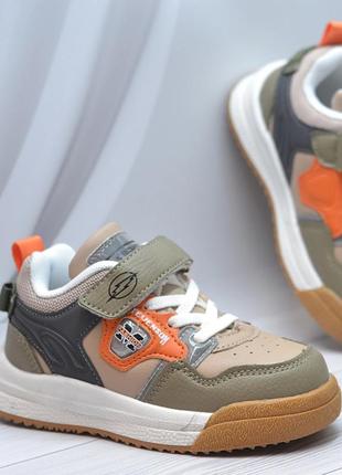 Стильные кроссовки для мальчиков, в трендовом цвете.