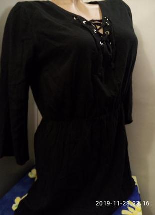Маленькое черное платье со шнуровкой на груди5 фото