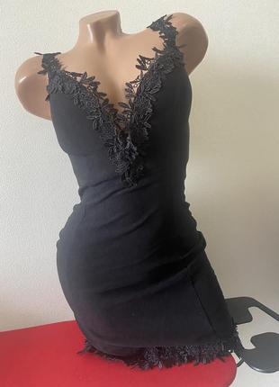 Черное стрейчевое платье с кружевом и декольте с1 фото