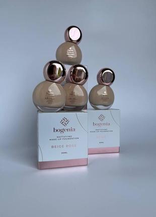 Тональна основа з матуючим ефектом velvet bogenia