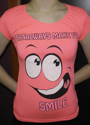Совсем новая футболка яркая с принтом smile1 фото