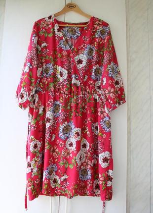 Ярко-розовое платье цветочным принтом1 фото