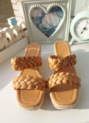 Босоножки на танкетке очень мягкие